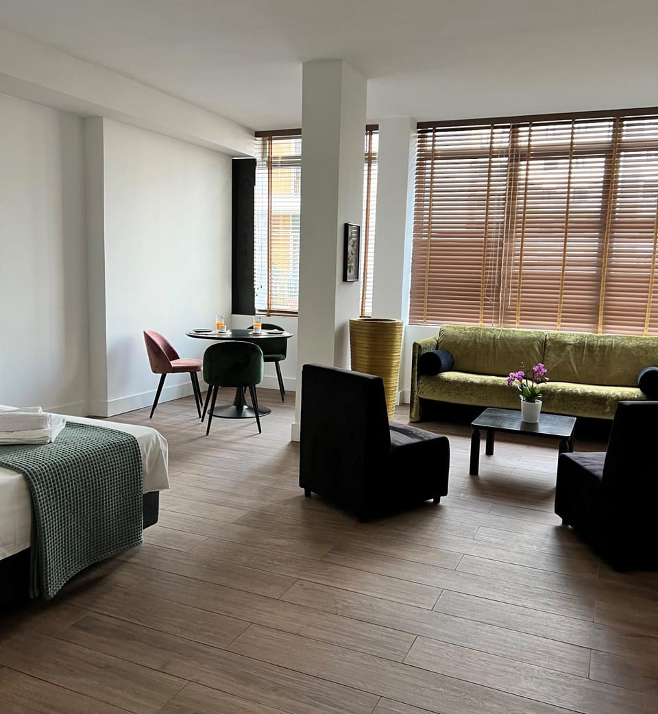 Bed, Living room, Photo of the whole room, Seating area, Bedroom