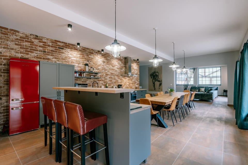 Kitchen or kitchenette, Dining area