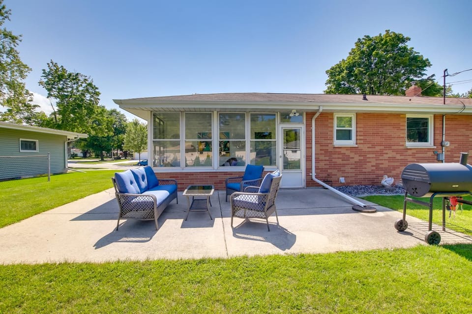 Walk to Lambeau Field: Green Bay Retreat House in Ashwaubenon