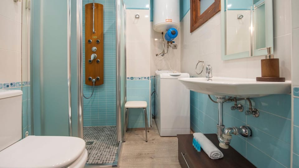 Shower, Toilet, Bathroom, towels