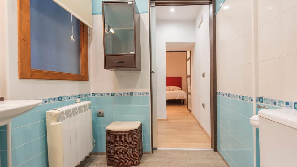 Shower, Toilet, Bathroom, Photo of the whole room, Bedroom