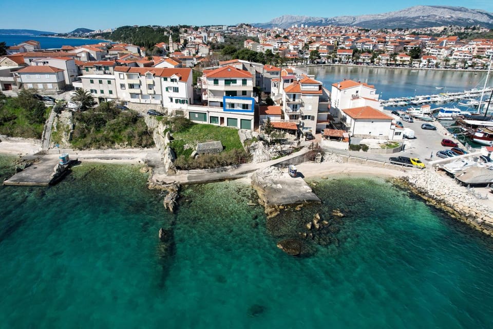 Property building, Beach, Location