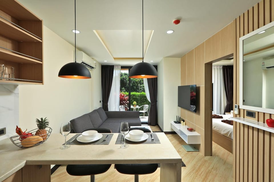 TV and multimedia, Living room, Seating area, Dining area, Garden view
