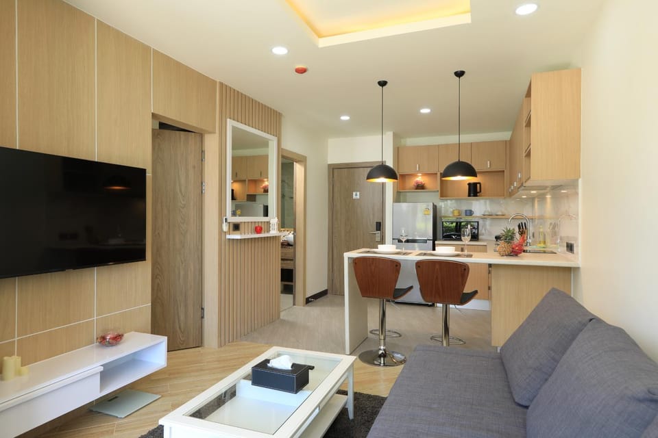 TV and multimedia, Kitchen or kitchenette, Living room, Seating area, Dining area