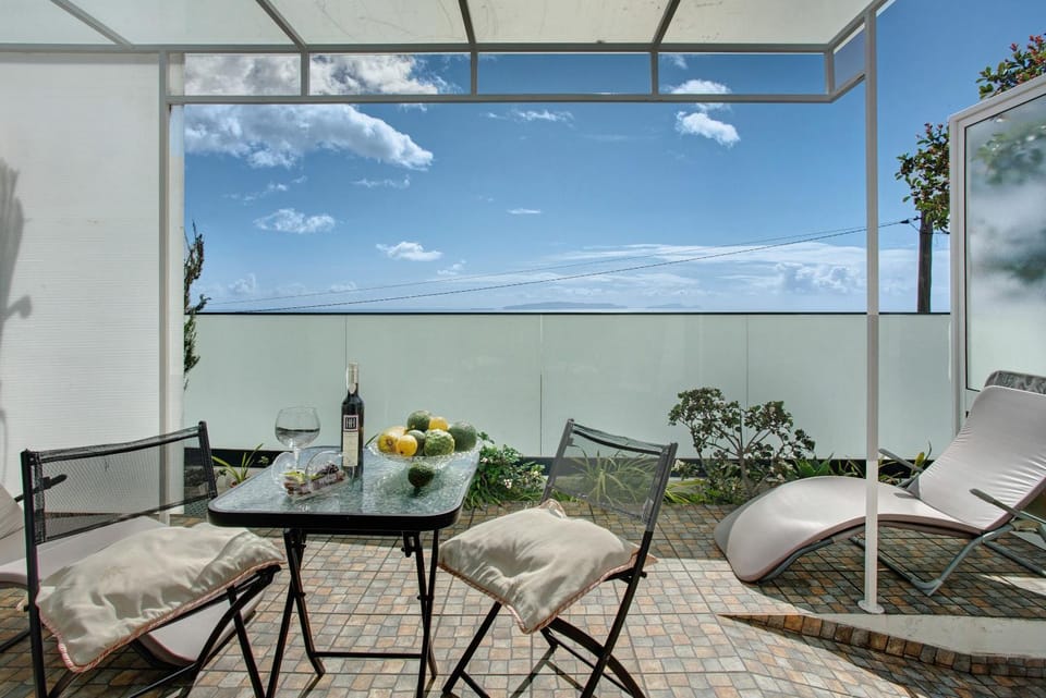 Property building, Balcony/Terrace, Living room