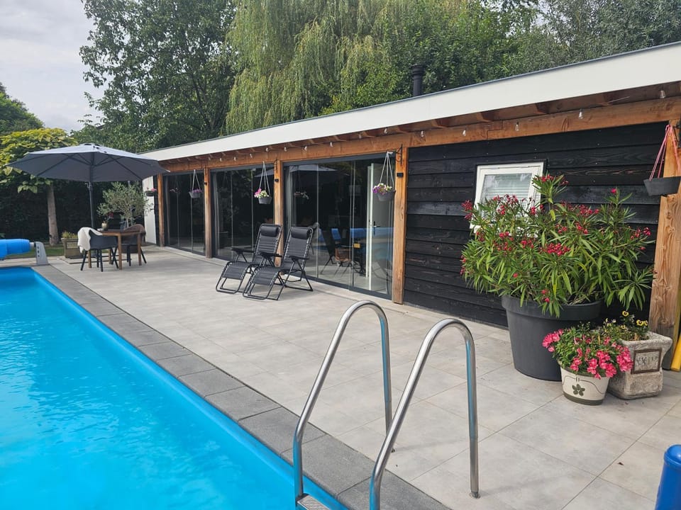 Property building, Patio, Garden, Garden view, Pool view, Swimming pool, sunbed