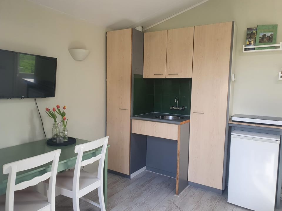 TV and multimedia, Kitchen or kitchenette, Dining area, stove