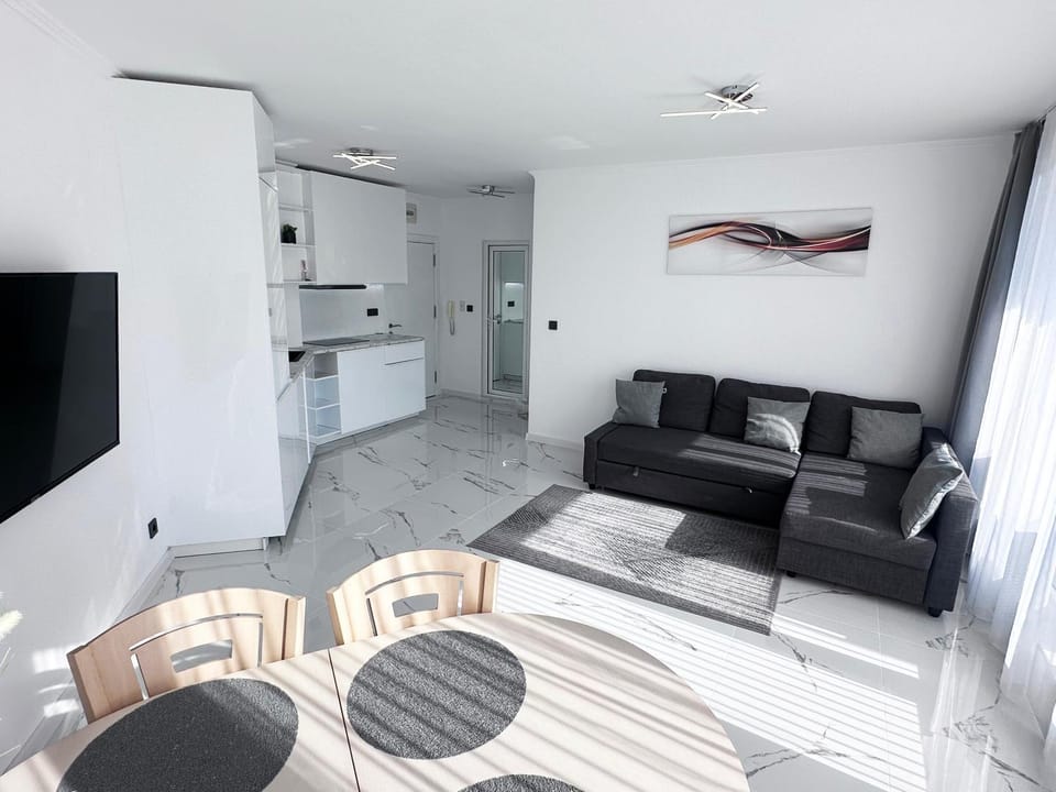 Admiral Plaza Apartment , Large swimming pool , 5 min walking to the beach Apartment in Sunny Beach