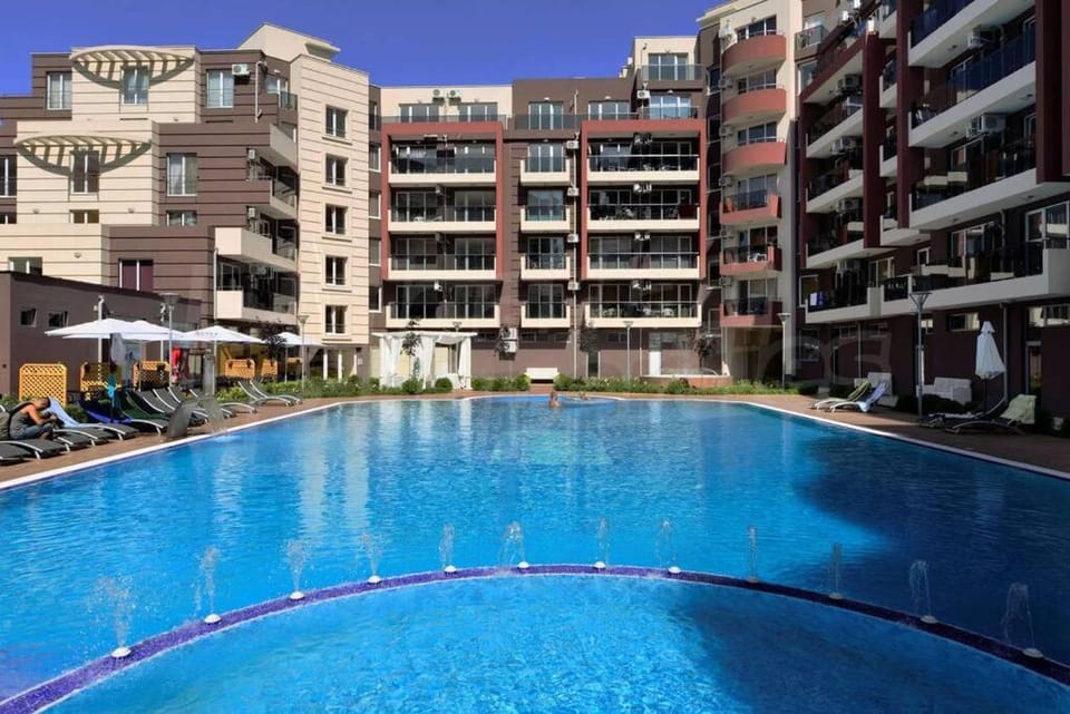 Admiral Plaza Apartment , Large swimming pool , 5 min walking to the beach Apartment in Sunny Beach