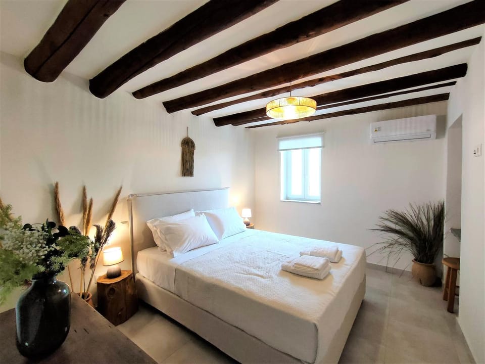 Bed, Photo of the whole room, Bedroom, towels, air conditioner