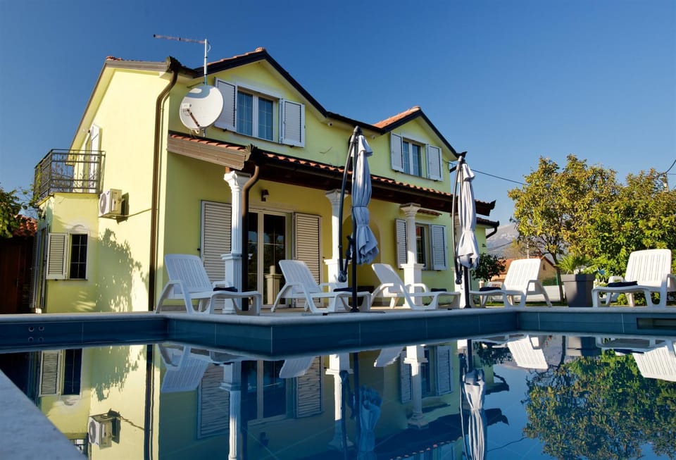 Property building, Pool view