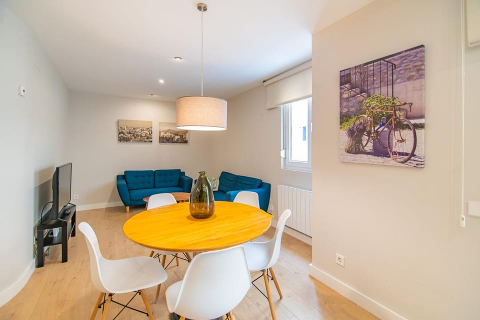 TV and multimedia, Living room, Seating area, Dining area