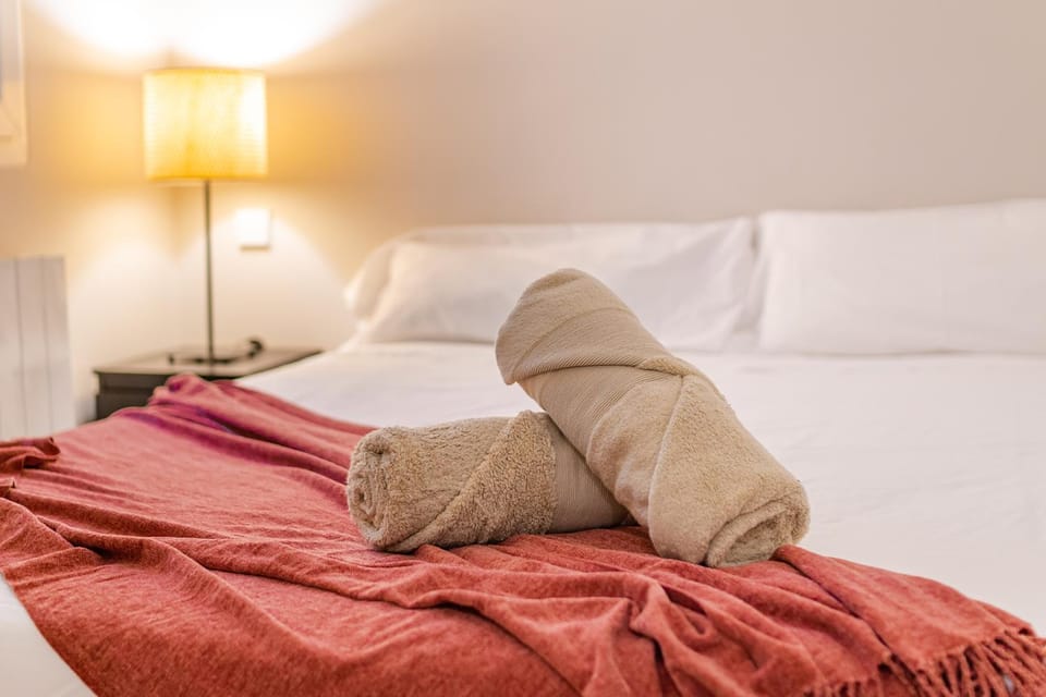 Bed, Bedroom, towels