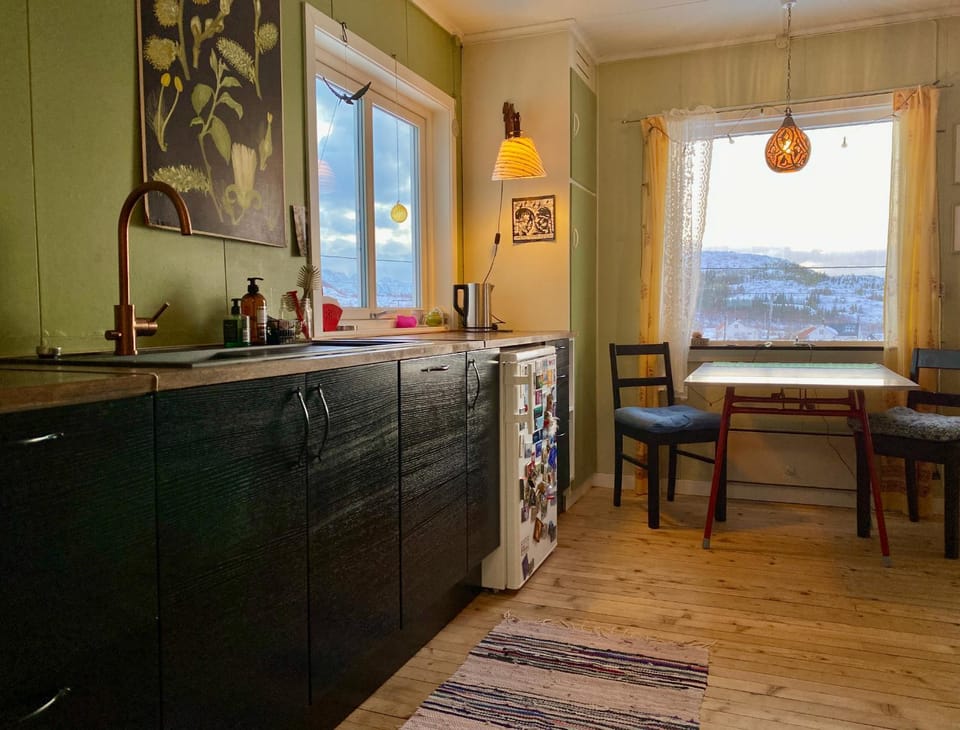 Kitchen or kitchenette, Dining area