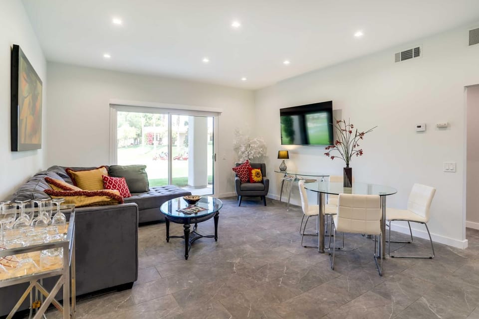 11 Mi to Coachella Valley Pet-Friendly Home! Apartment in Cathedral City