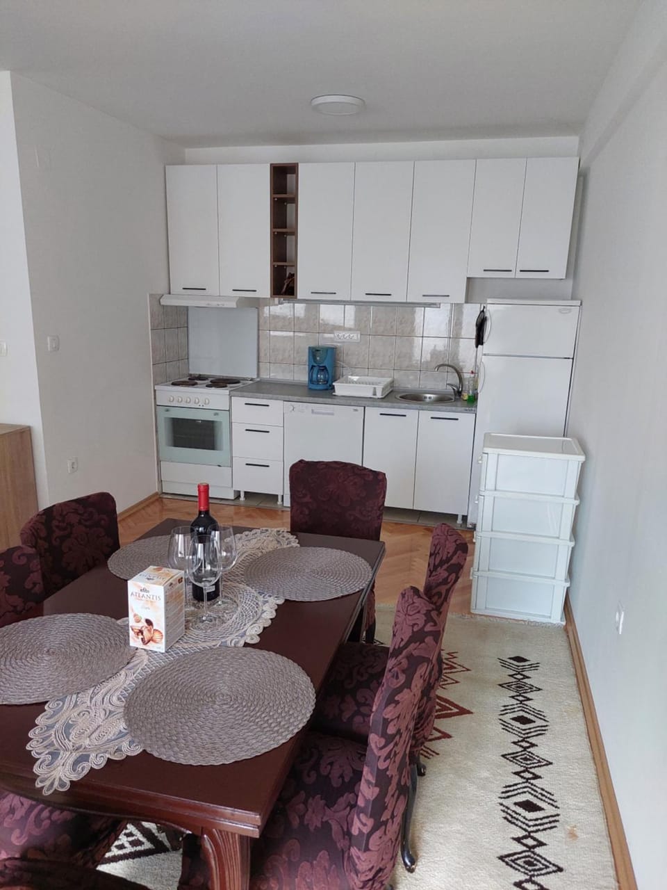 Kitchen or kitchenette, Dining area