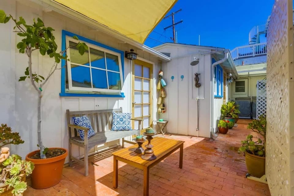 Surf and Sand Beach Bungalow Apartment in La Jolla