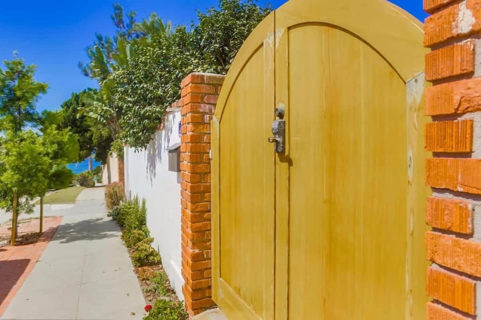 Surf and Sand Beach Bungalow Apartment in La Jolla