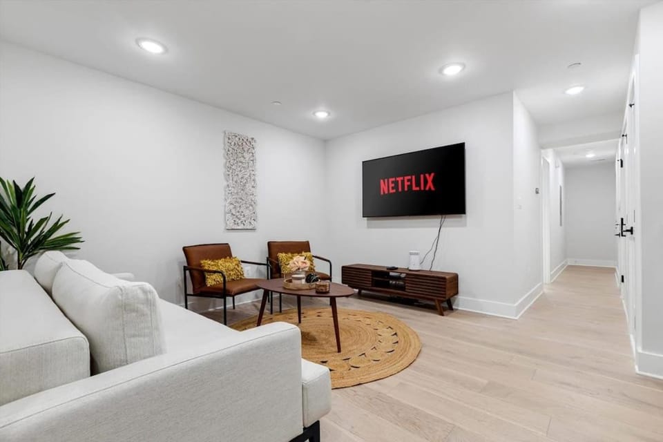 Excellent 2-BR Condo in Hip Area of DC Apartment in District of Columbia