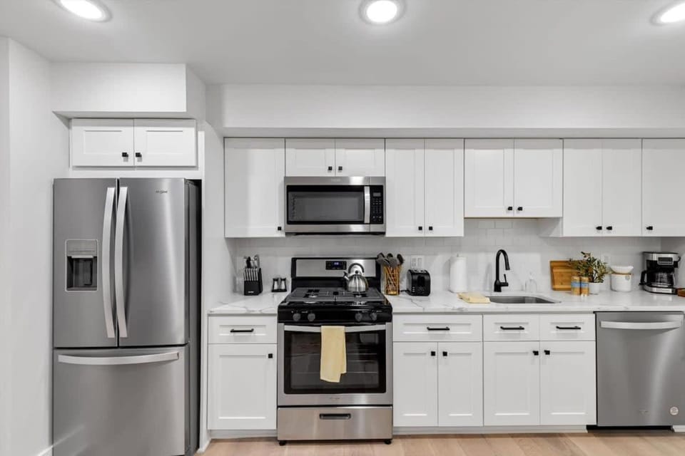 Excellent 2-BR Condo in Hip Area of DC Apartment in District of Columbia