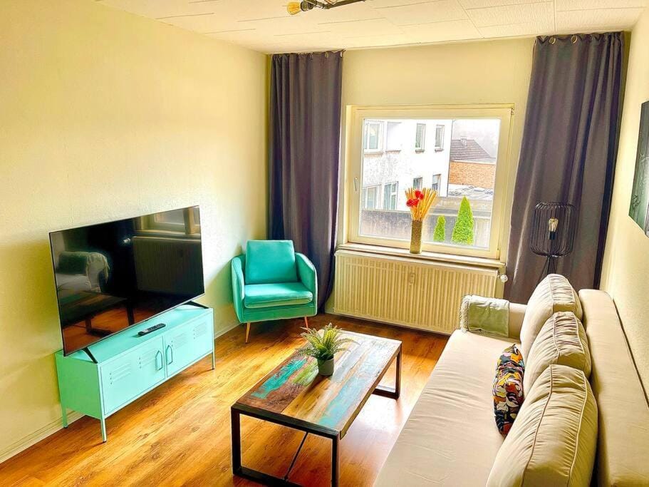 Communal lounge/ TV room, TV and multimedia, Living room, Seating area, Evening entertainment, internet