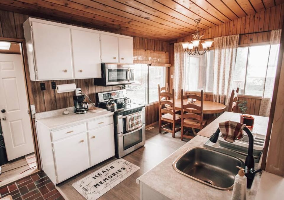 Cozy lake cottage House in Alberta
