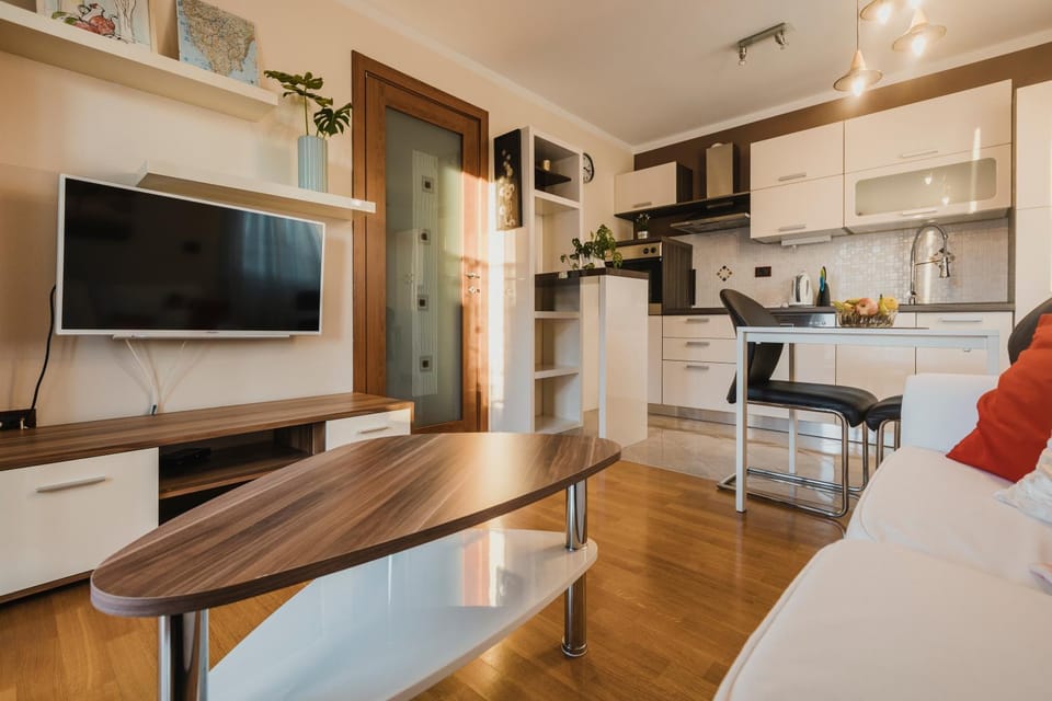 TV and multimedia, Living room, Seating area, Dining area, kitchen