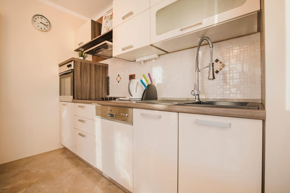 dishwasher, pet friendly, stove, kitchen