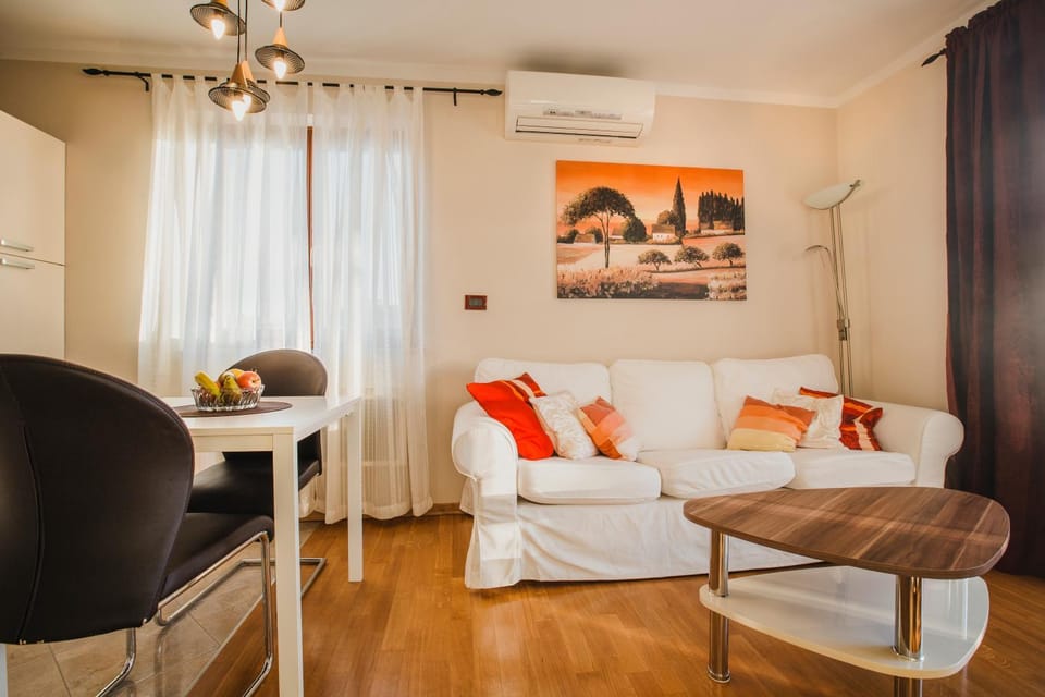 Living room, Seating area, Dining area, air conditioner