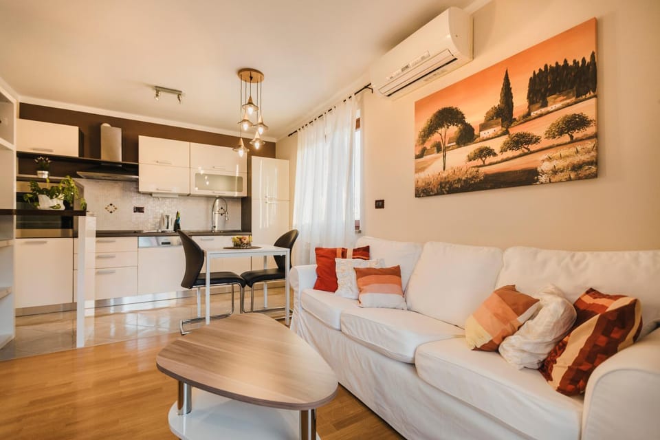 Living room, Seating area, Dining area, air conditioner