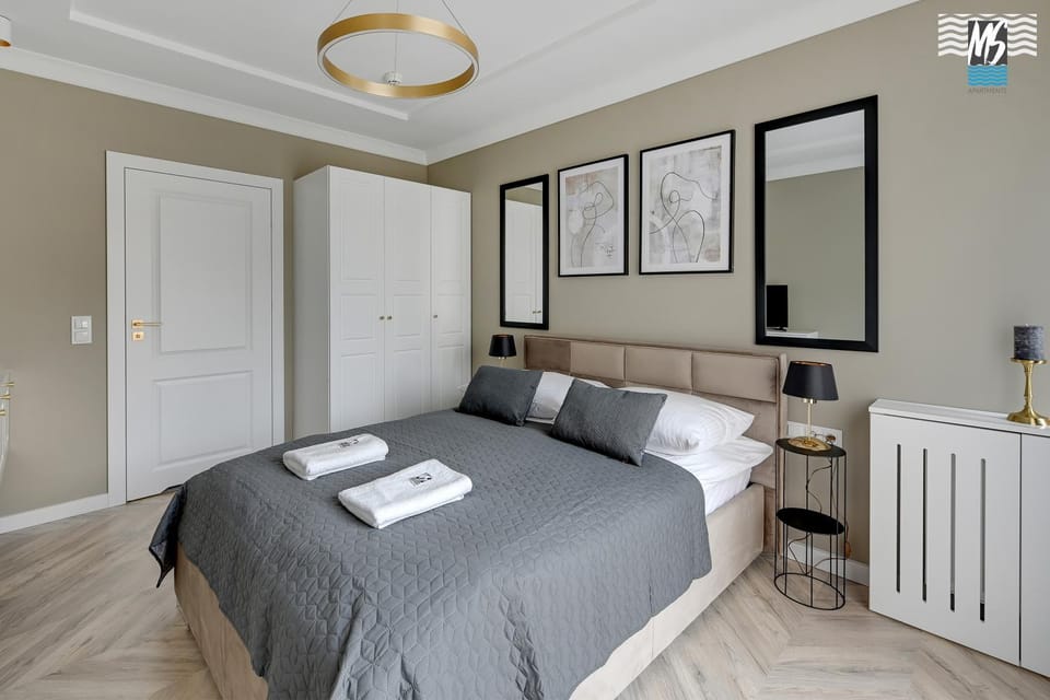 Bed, Photo of the whole room, towels, wardrobe