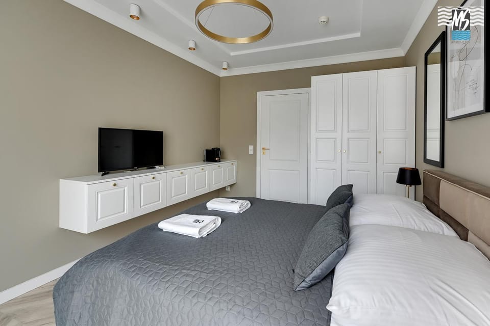 Bed, Photo of the whole room, towels, wardrobe