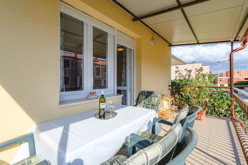 Day, Balcony/Terrace, Seating area, Dining area