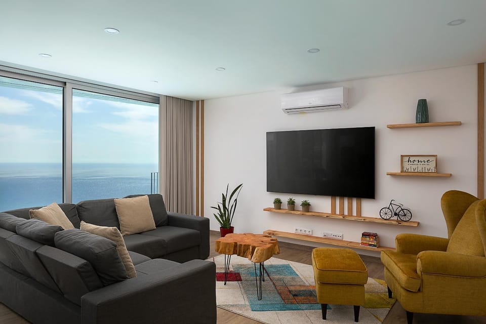 Communal lounge/ TV room, Natural landscape, TV and multimedia, Living room, Seating area, Evening entertainment, Sea view