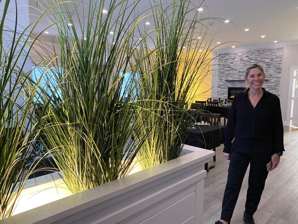 Staff, Restaurant/places to eat, People