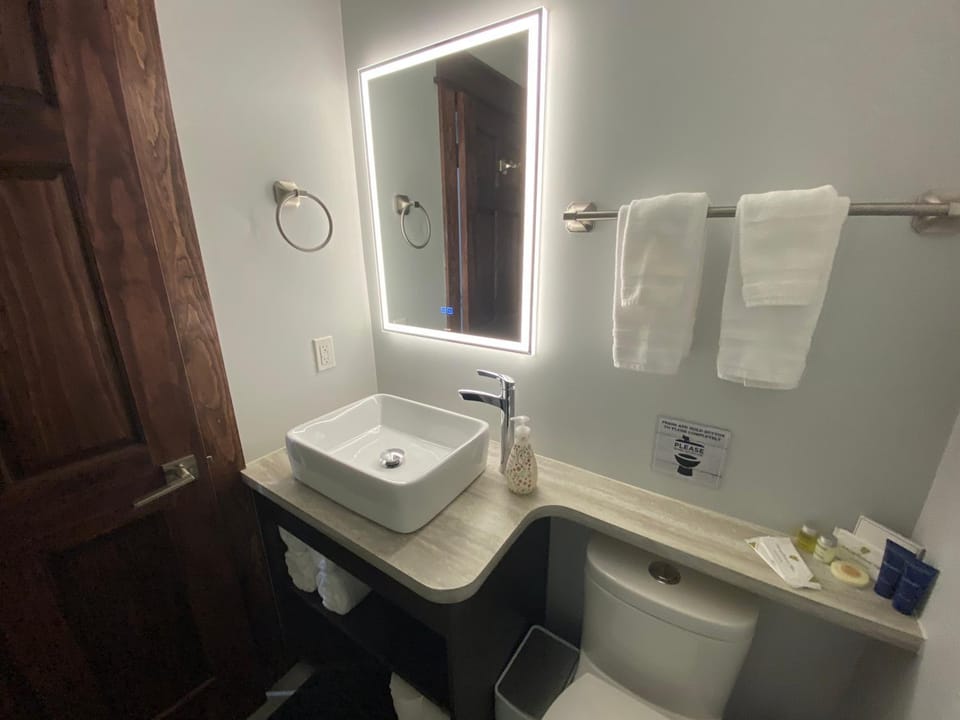 Toilet, Bathroom, towels