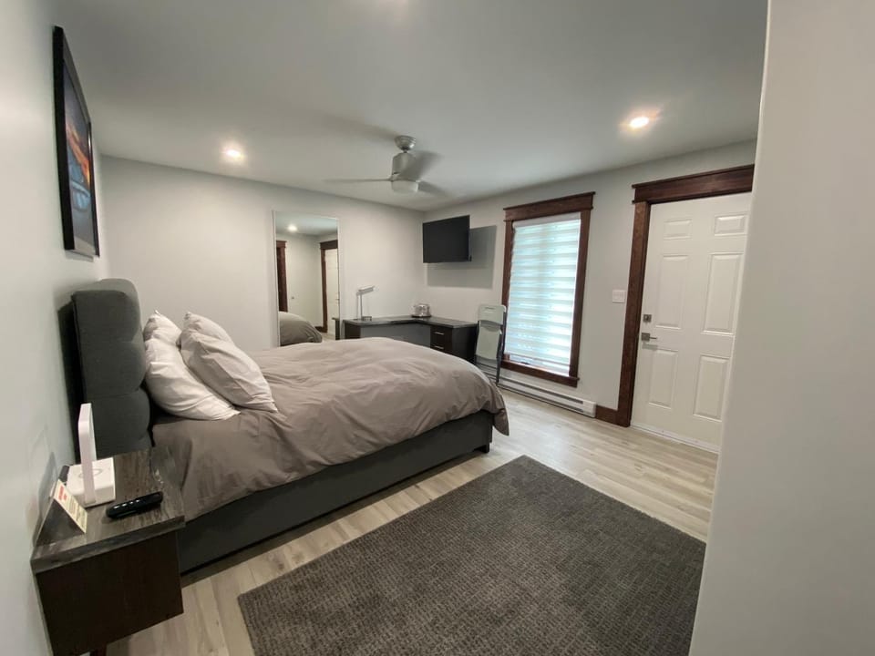 TV and multimedia, Photo of the whole room, Bedroom, fireplace