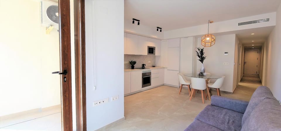 Kitchen or kitchenette, Living room, Seating area, Dining area, minibar, pet friendly, air conditioner