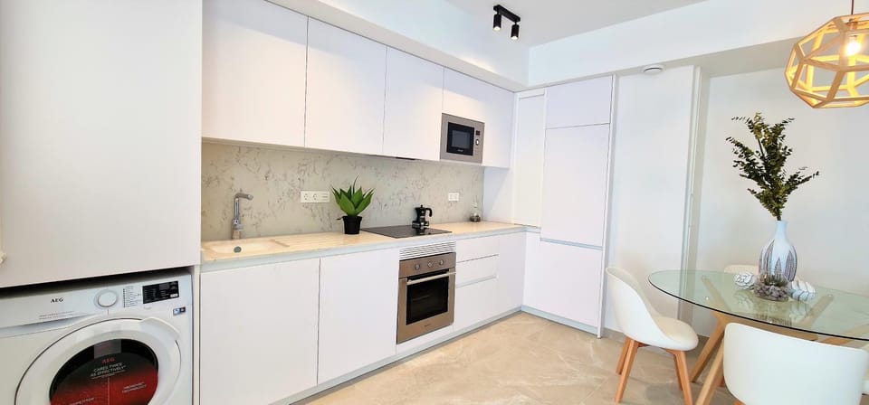 Coffee/tea facilities, Kitchen or kitchenette, Dining area, dishwasher, minibar, stove