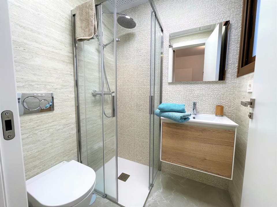 Shower, Bathroom, towels