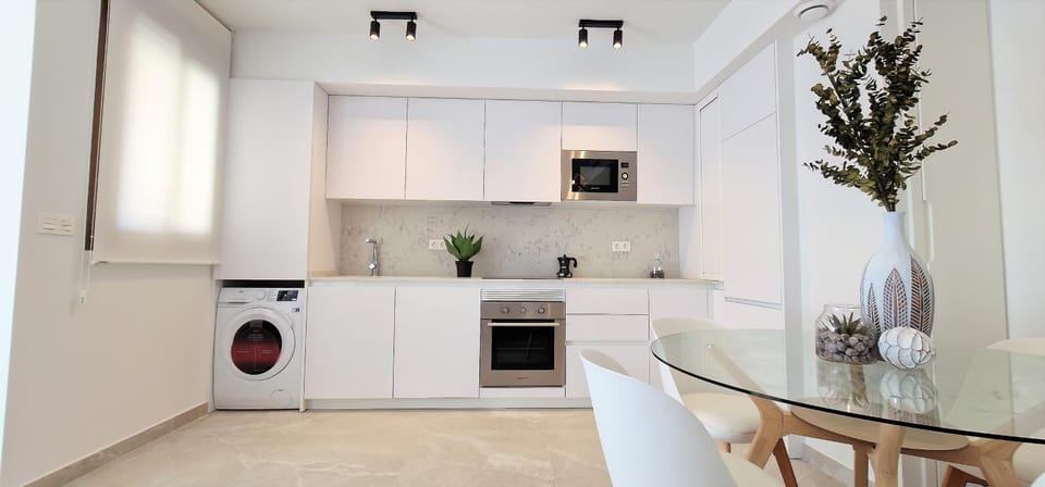 Kitchen or kitchenette, Dining area, minibar, pet friendly, stove