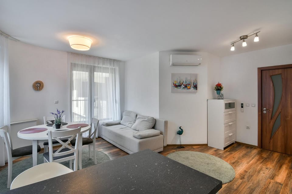 Kitchen or kitchenette, Living room, Seating area, Dining area