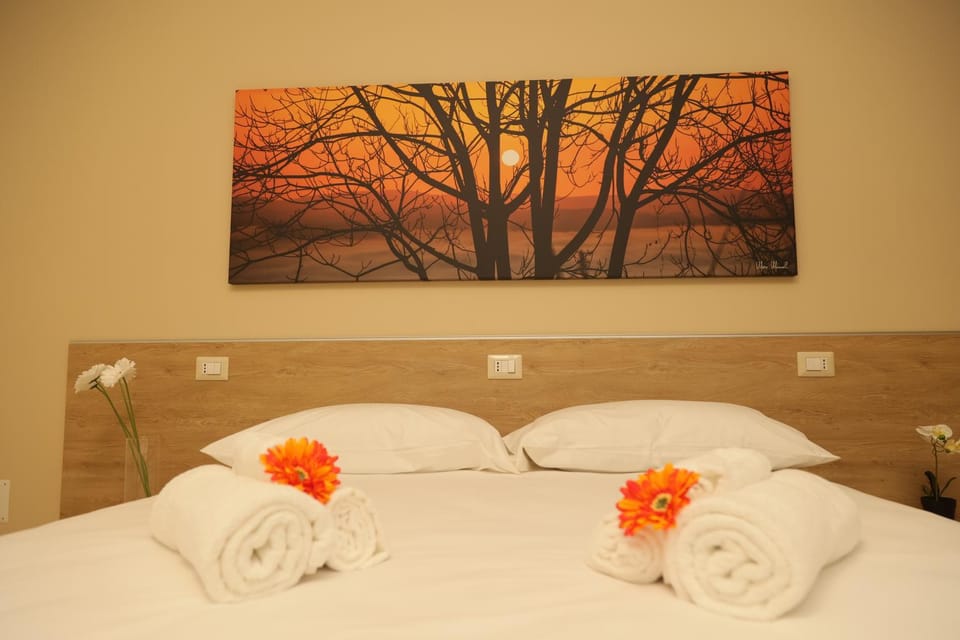 Bed, Photo of the whole room, Decorative detail, Bedroom, towels