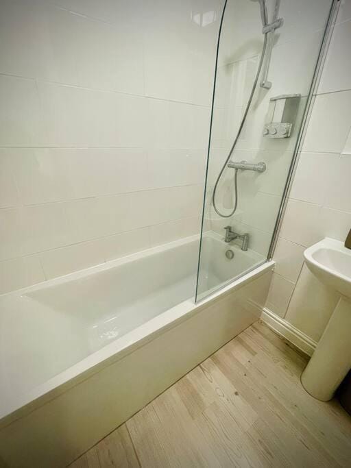 Newly refurbished, central apartment with permit parking Apartment in Bath