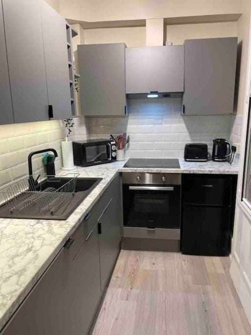 Newly refurbished, central apartment with permit parking Apartment in Bath