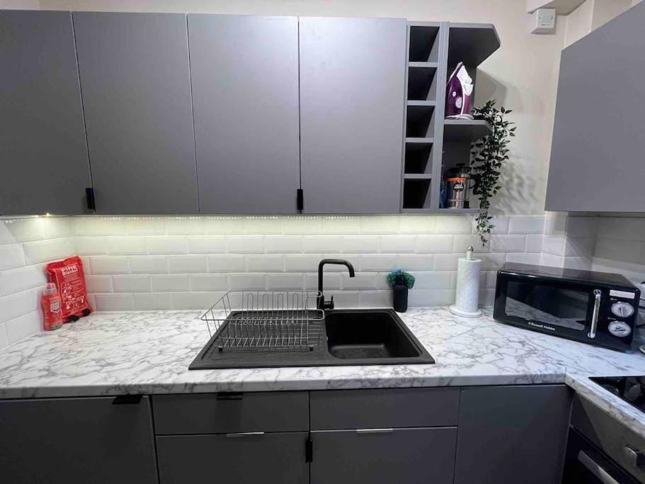 Newly refurbished, central apartment with permit parking Apartment in Bath