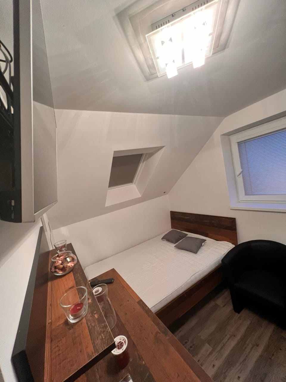 Bed, Photo of the whole room, Bedroom