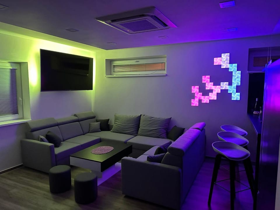 Communal lounge/ TV room, Game Room, TV and multimedia, Living room, Seating area, Evening entertainment, air conditioner