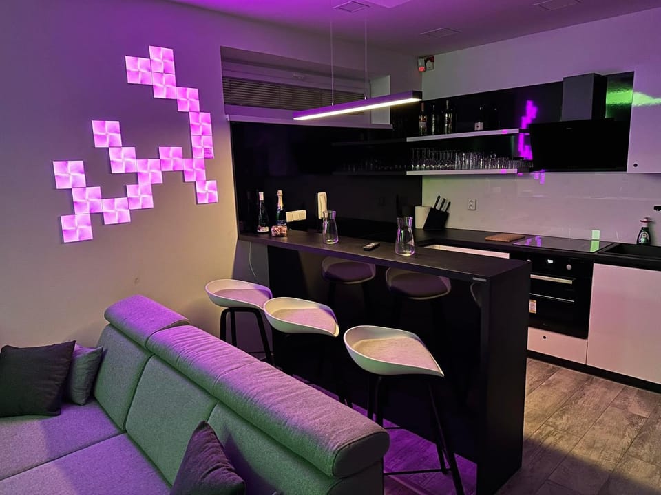Kitchen or kitchenette, Living room, Seating area, Dining area, minibar, oven, pet friendly, stove
