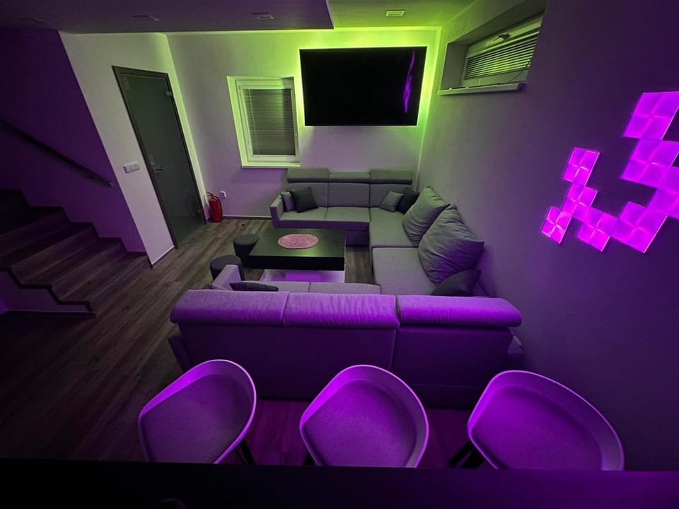 Communal lounge/ TV room, Communal lounge/ TV room, Game Room, TV and multimedia, Living room, Seating area, Evening entertainment